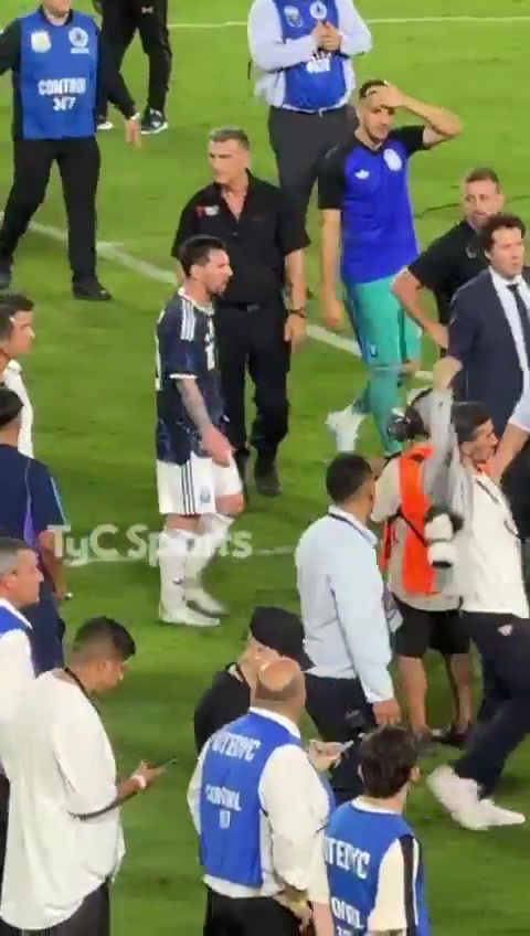 上场曾被毛里塔尼亚包围！今日梅西被安保围住保护，梅西有些不满